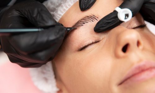 hermosa-joven-atravesando-tratamiento-microblading (1)